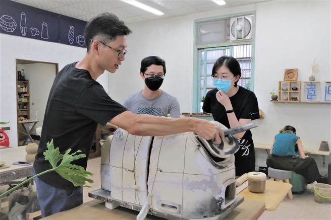 莺歌陶瓷博物馆为了推广三莺文化，与新北市美术馆携手推出三莺文化廊带品牌「莺式生活」活动，串联莺歌、三峡两地8处艺文工作室，举行各式DIY课程。（蔡雯如摄）