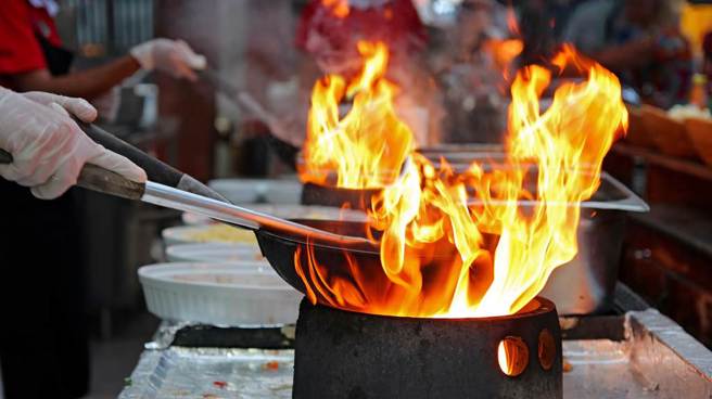 网友分享女友做的餐点，让其他人看了笑说：「像是火化全餐」。（示意图／达志影像）