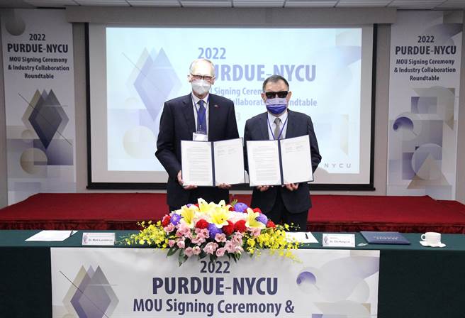 阳明交通大学与美国普度大学合作，共同建立半导体国际人才培育平台，23日由普度大学工学院候任院长Dr. Mark Lundstrom与阳明交大校长林奇宏，签署学术交流备忘录。（阳明提供／王惠慧新竹传真）