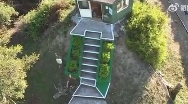 大陸無人機飛越我烈嶼上空，我方兩名駐軍（左下角）以石塊丟擲。（取自微博）