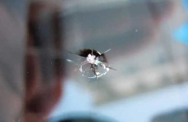 国道无妄之灾! 后车「挡风玻璃遭碎石砸破」前车的他惨被求偿。(翻摄脸书爆废公社)
