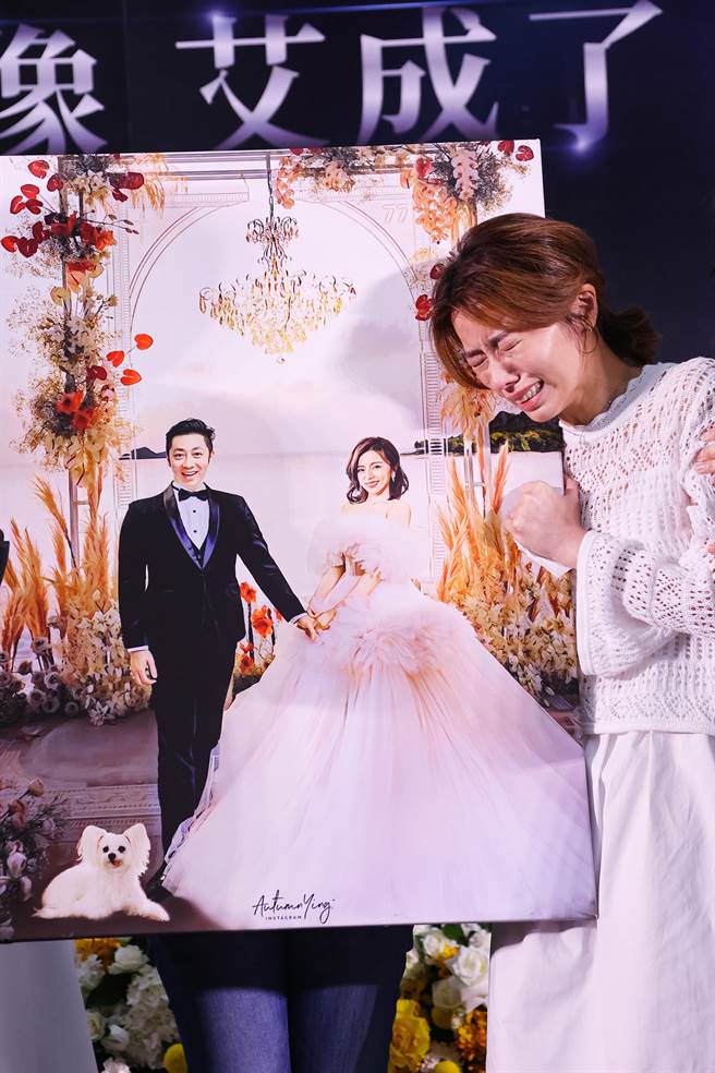 王瞳抱着两人婚纱照痛哭。（罗永铭摄）