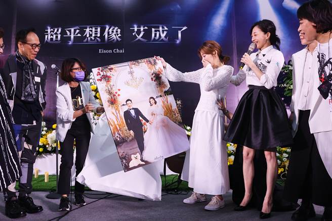 王瞳一见到两人婚纱照就痛哭。（罗永铭摄）