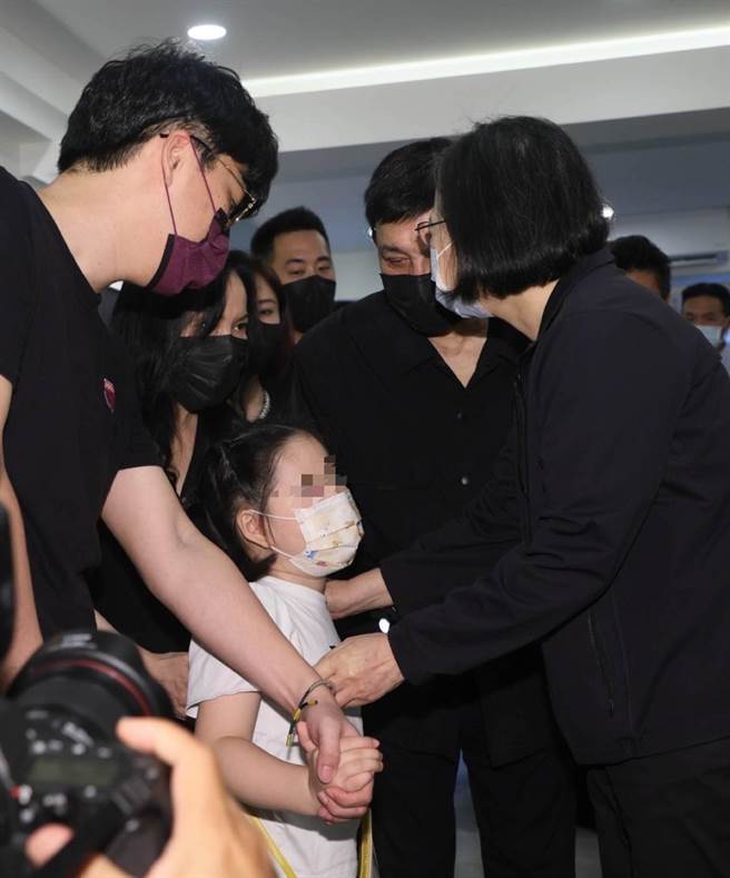 总统蔡英文今到场吊唁，安慰余苑绮家人。（台北市摄影联谊会提供）