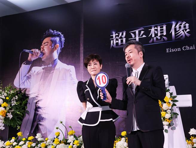 黄国伦、寇乃馨秀出10分，讚艾成是10分的歌手。（罗永铭摄）
