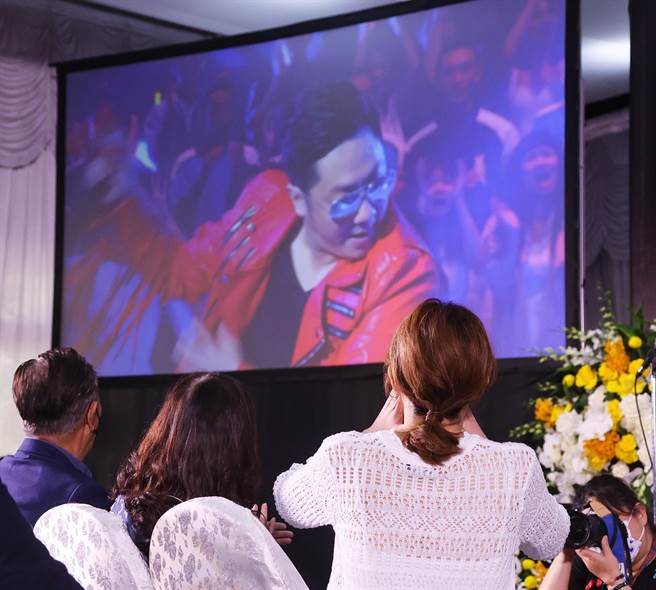 王童泪崩看艾成最后演出身影。（罗永铭摄）