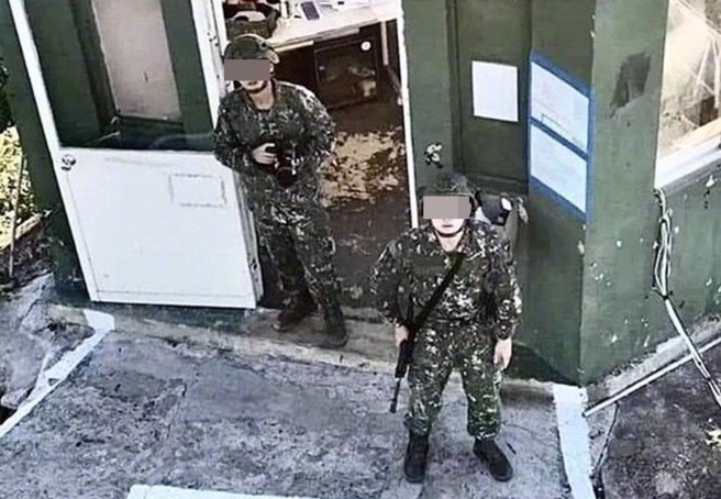 據傳大陸無人機飛越我二膽島防區烈嶼上空，我駐軍臉孔清晰可見。國軍也證實，烈嶼守備大隊大膽守備隊8月16日18時許，發現乙架民用型無人機。（取自大陸微博）