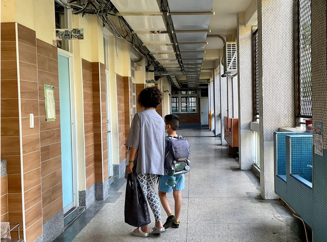 家长可以协助小朋友先顺利适应新环境。(照片/爱能职能治疗所提供)