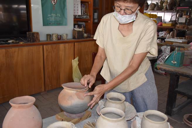 台湾陶文史协会理事长邓淑慧展示利用古山佳陶片来復刻仿制山佳陶。（谢明俊摄）
