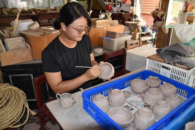 古陶研究者邓羽婷全心投注復刻山佳陶。（谢明俊摄）