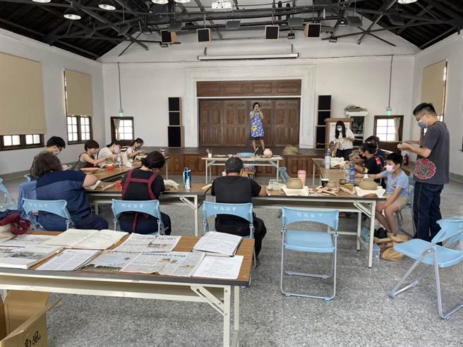 台湾陶文史协会日前在竹南国中小学堂举办山佳陶復刻研习会。（台湾陶文史协会提供／谢明俊苗栗传真）