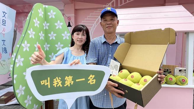现场还能买到台南文旦大赛的冠军文旦。（张毓翎摄）