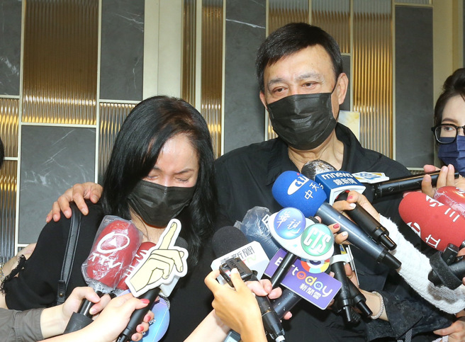 李亚萍（左）伤心丧女，余天强打精神安慰。（粘耿豪摄）