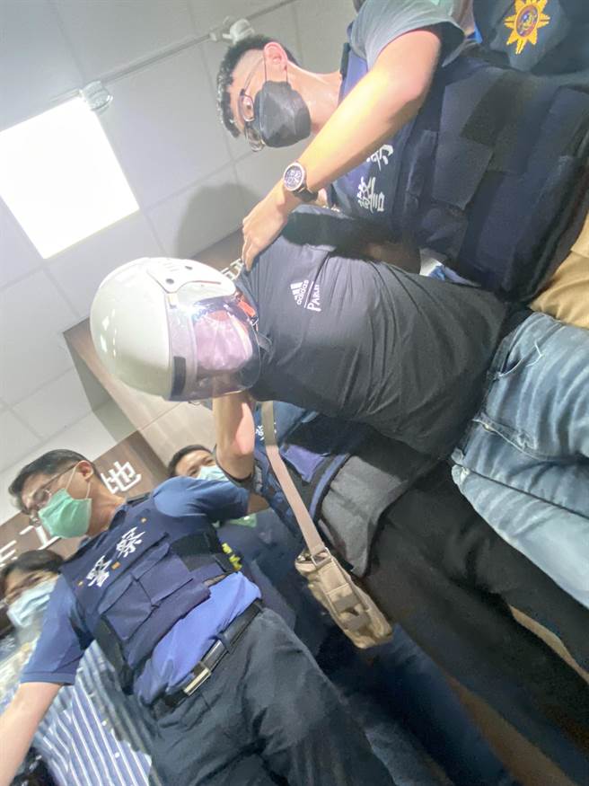 杀警案凶嫌林信吾逃亡17小时后落网。(曹婷婷摄)