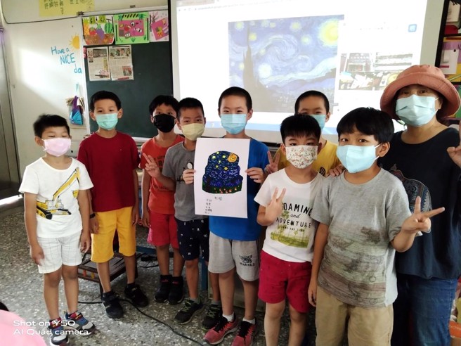 苗栗县侨育国小-梵谷星月之夜手作艺术创作。(照片/教育部国民及学前教育署提供)