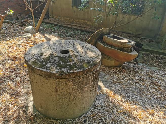 桃园市杨梅区丰野里有民眾陈情，长年饮用井水生活，但水质疑受污染，居民欲申装自来水管线，里长提出申请后却拖3年仍无下文。（民眾提供／蔡明亘桃园传真）