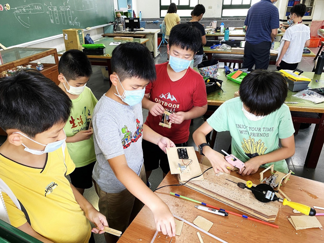 臺南市新南国小-藉由机械创作课程让学生学习机械基础概念及合作学习。(照片/教育部国民及学前教育署提供)