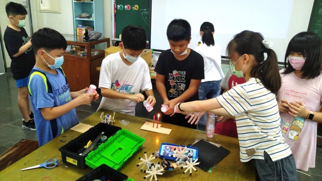臺南市新南国小-空气与水科学探究活动。(照片/教育部国民及学前教育署提供)