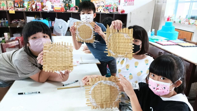 苗栗县侨育国小-客家手作艺术-竹编客家扇。(照片/教育部国民及学前教育署提供)
