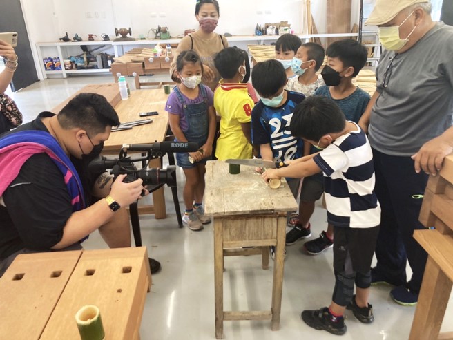 屏东县泰武国小-制作竹杯课程。(照片/教育部国民及学前教育署提供)