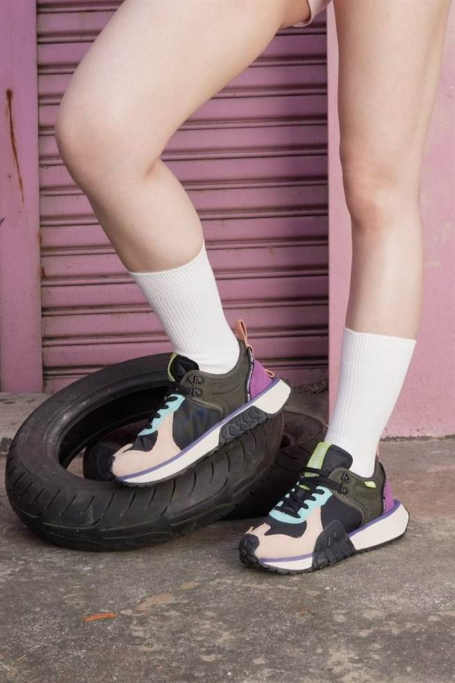 TROOP RUNNER粉紫色军种潮鞋塑造女孩可甜可帅一面。（PALLADIUM提供）