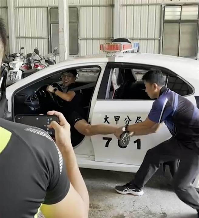 大甲警分局技术教官陈昱佑，教导员警执勤安全要领防止嫌犯开车逃脱，一招化危机为转机。(警方提供)