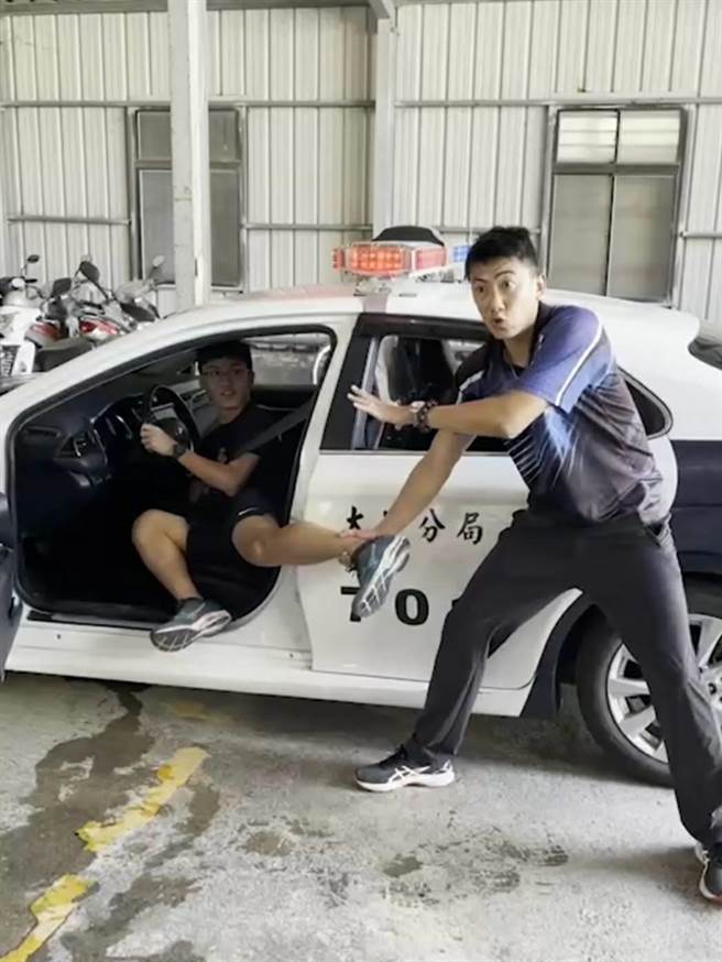 大甲警分局技术教官陈昱佑，教导员警执勤安全要领防止嫌犯开车逃脱，一招化危机为转机。(警方提供)