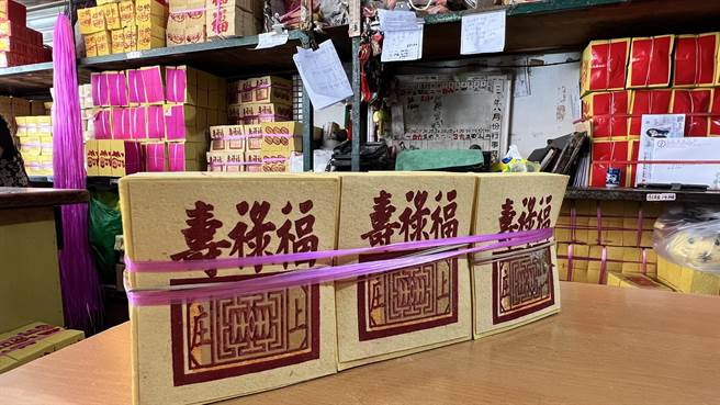 农历7月金纸铺生意看似强强滚，但今年受到金纸成本大涨的影响，让不少店家哀鸿遍野。（张毓翎摄）