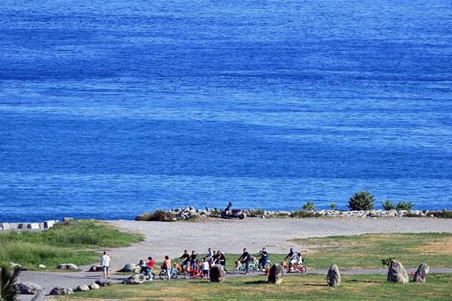 台东县政府募集民眾心目中的1000种 「台东蓝」，有机会抽到住宿券。（庄哲权摄）　