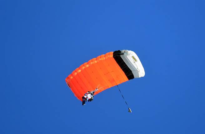 台东县政府募集民眾心目中的1000种 「台东蓝」，有机会抽到住宿券。（庄哲权摄）