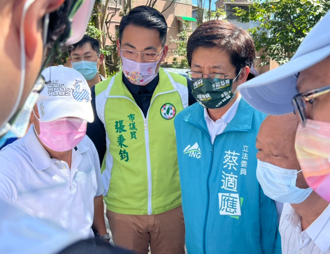 立委蔡適應24日前往美之國社區宣布好消息，高地供水改善工程預計12月底完成。（陳彩玲攝）