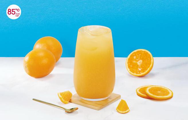 （85度C抢消暑商机，8月25日至8月31日购买大杯冰鲜橙绿第二杯只要半价。图／85度C提供）