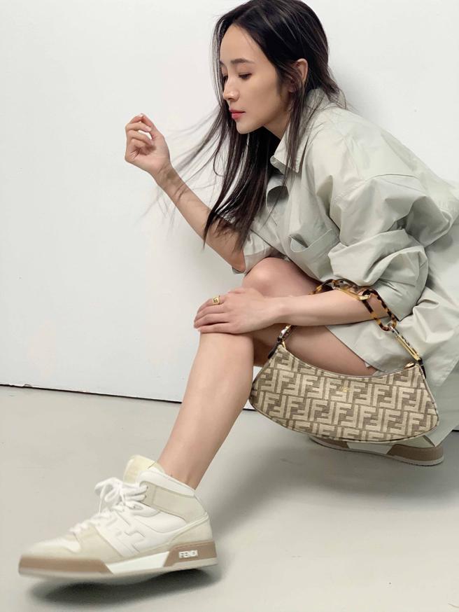 侯佩岑以淡绿色衬衫大玩下衣失踪，并搭配FENDI FF LOGO O’ Lock Swing ，7万6000元。（摘自侯佩岑IG）