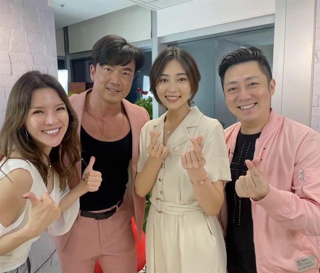 瑭霏（右二）数月前上艾成主持的《艾吃鬼餐厅秀》 ，左一胡嘉爱、左二李沛旭。(林淑娟翻摄)