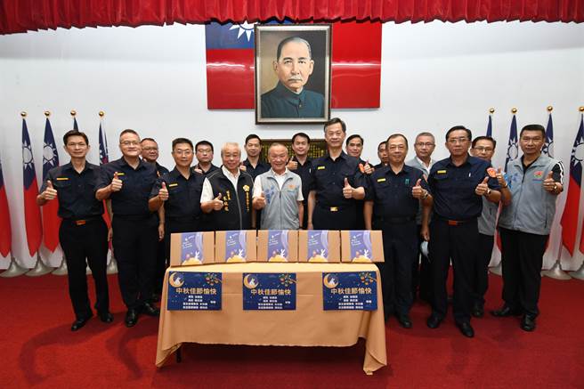 苗栗縣長徐耀昌號召警友會及縣警局採購幼安教養院愛心月餅。（苗栗縣警局提供／謝明俊苗栗傳真）