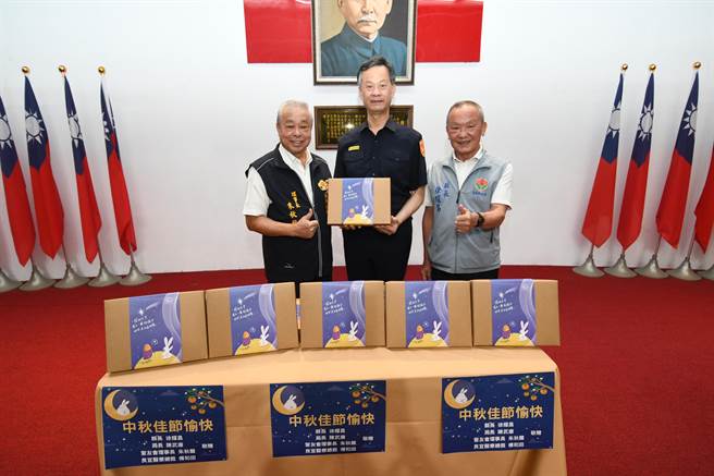 苗栗縣長徐耀昌號召警友會及縣警局採購幼安教養院愛心月餅。（苗栗縣警局提供／謝明俊苗栗傳真）