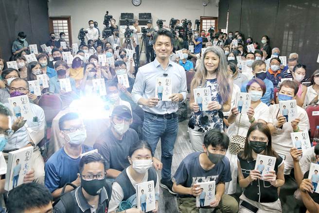 国民党台北市长参选人蒋万安（见图）24日举行「台北‧万安」新书发表会，受访时对于书中提到高中才知道「蒋家」身世表示，直到做了爸爸才感受父亲蒋孝严当初为何希望尽快改姓。（杜宜谙摄）