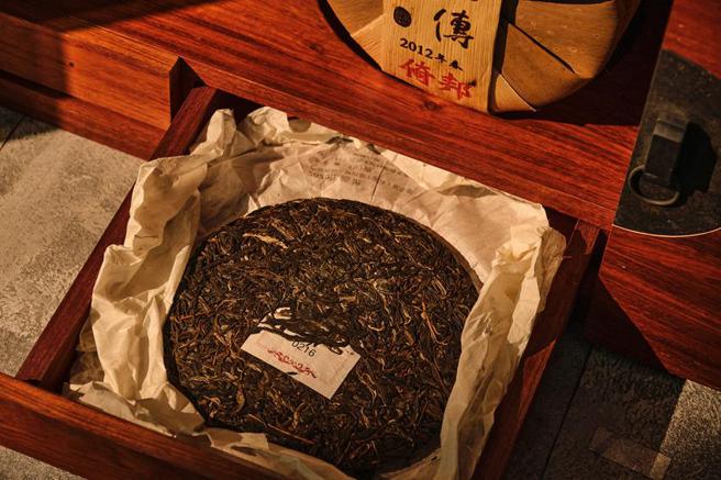 （王德傳茶莊今年同時進行2021年春蕊普洱收倉，以及2022年春蕊普洱開倉活動。圖／王德傳茶莊提供）