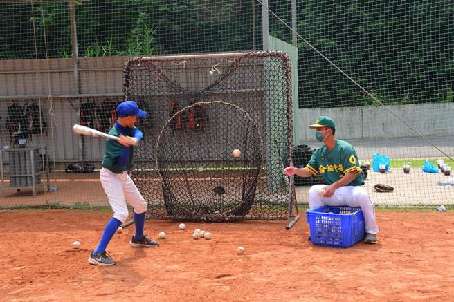 合作金库棒球队员，24日到南投县指导少棒队员球技。（南投县政府提供／廖志晃南投传真）