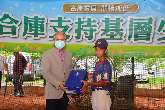 合作金库董事长雷仲达，赠送球鞋给少棒队员。（南投县政府提供／廖志晃南投传真）