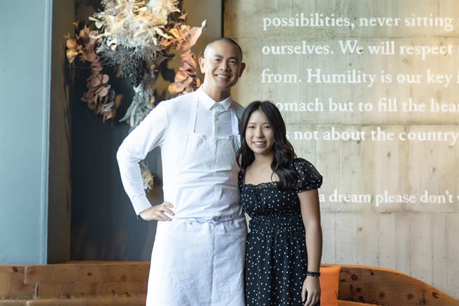 Liya开心与偶像江振诚相见欢。（杰德提供）