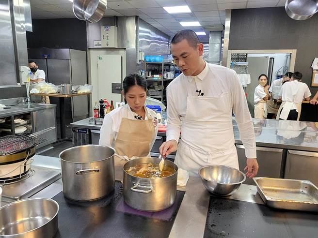 江振诚教Liya煮牛肉麵。（杰德提供）