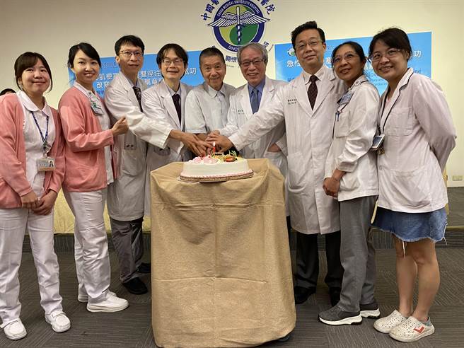 中国附医细胞治疗中心2019年先后向美国FDA与台湾卫福部申请通过急性心臟梗塞的细胞治疗双径注射临床试验，其中受试者之一73岁病患吴伯伯（右５）也重获新生。（冯惠宜摄）