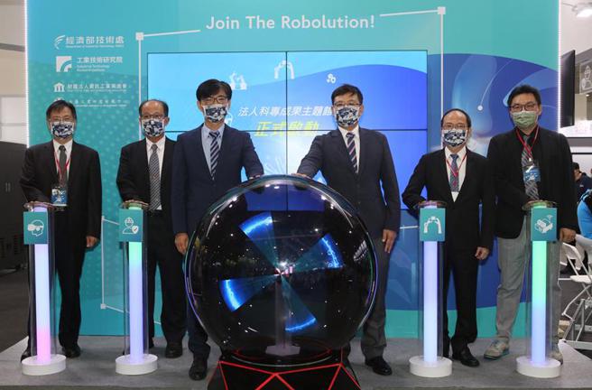 （经济部整合国内各大法人研发能量，于「2022臺湾机器人与智慧自动化展」法人科专主题馆展出12项先进制程及整合服务。左起为工研院智机中心执行长陈来胜、金属中心副执行长王俊杰、经济部技术处处长邱求慧、工研院机械所所长饶达仁、精机中心总经理赖永祥、资策会软体技术研究院院长洪毓祥。图／工研院提供）