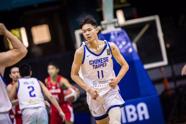 郭俊言卖力抢下17分，可惜中华队在U18亚青8强赛输给日本，未能取得明年U19世青门票。（取自FIBA官网）