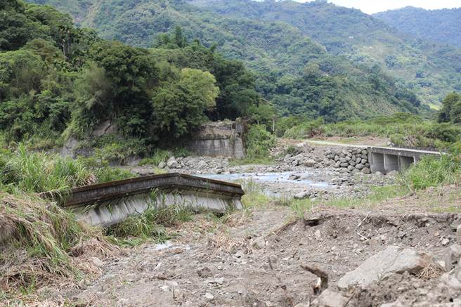 5邻部落对外联络桥梁在88风灾时冲毁，迄今未修復，多年来只以多孔RC箱涵及乾砌石引道作为临时替代道路。（嘉义县政府提供∕吕妍庭嘉义传真）