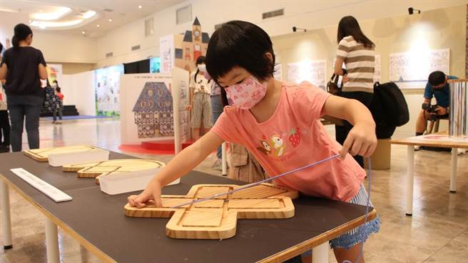 「安野光雅・奇妙的数学世界」互动展特，移师到台中新光三越展出至8月31日。（信谊基金会提供／实习记者何颖欣台中传真）