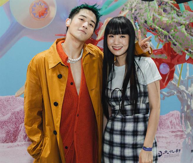 吳思賢（左）與孫盛希首度合作新單曲〈OVER YOU〉。（藝和創藝提供）