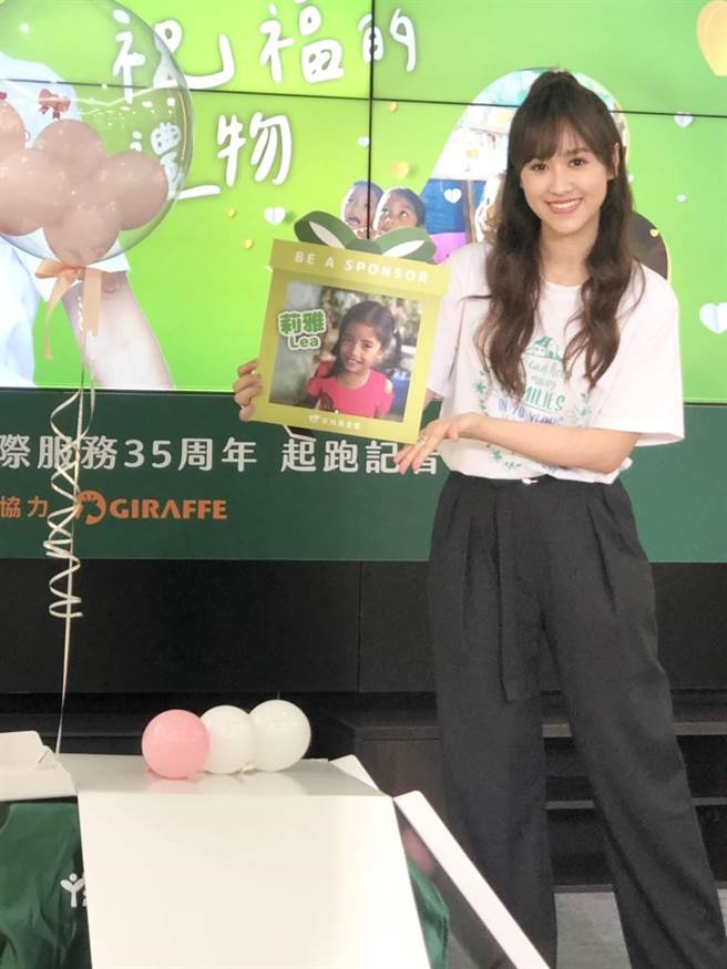 吴姗儒（Sandy）出席家扶活动，现场揭晓认养的5岁小女孩。（郑宜熏摄）
