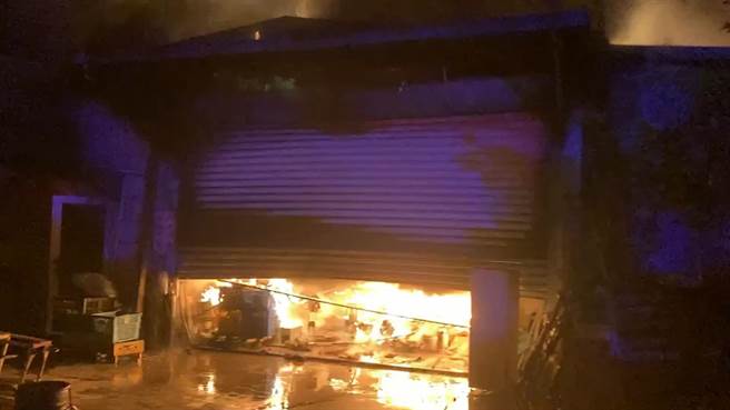 宜兰县员山乡一家木材工厂发生火警，消防局派员前往现场抢救。（宜兰县消防局提供／李忠一宜兰传真）